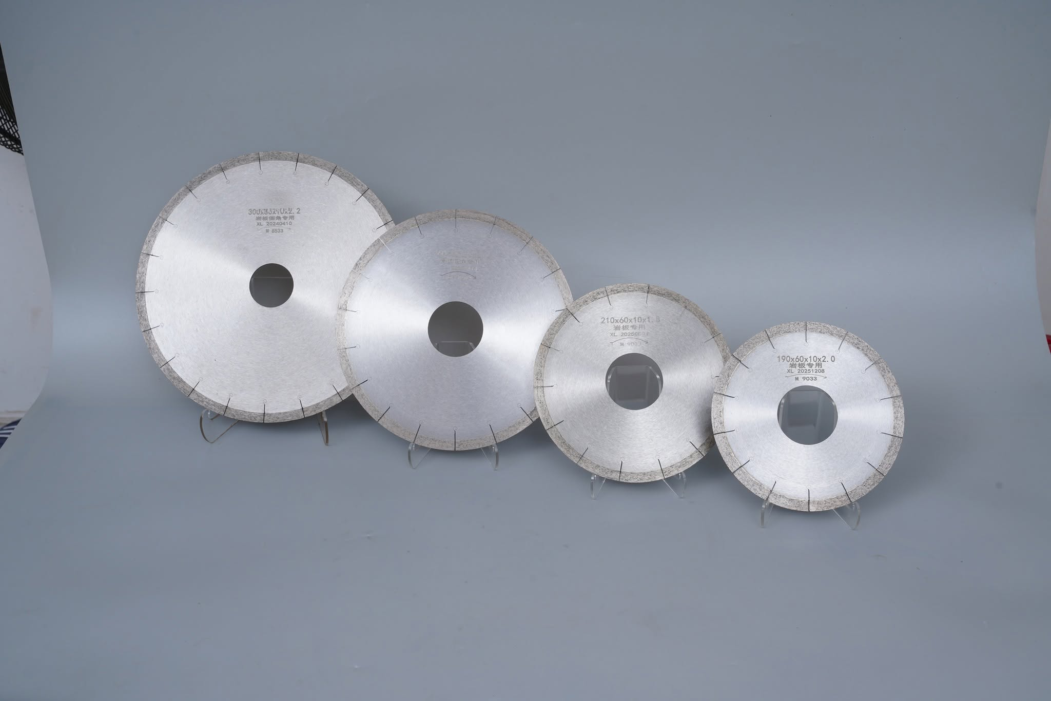 Continuous rim ceramic saw blade
